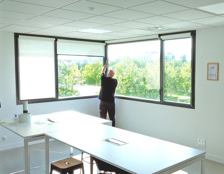Espace de bureaux équipé de stores Roll-Tech et toile de store ECHOTerraa