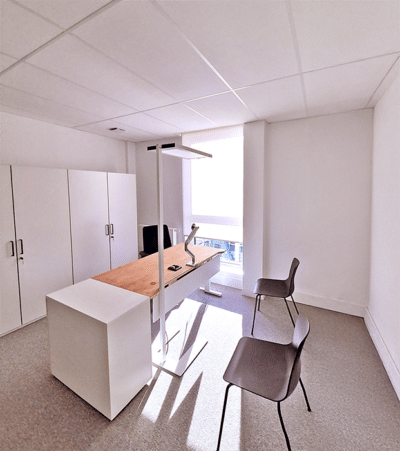 Store pare-soleil dans un bureau