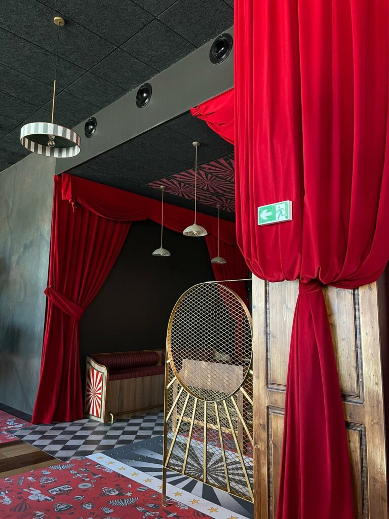 Intégration d'éléments de sécurité dans le décor