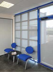 Toile de store Sunny-Roll dans un espace d'accueil